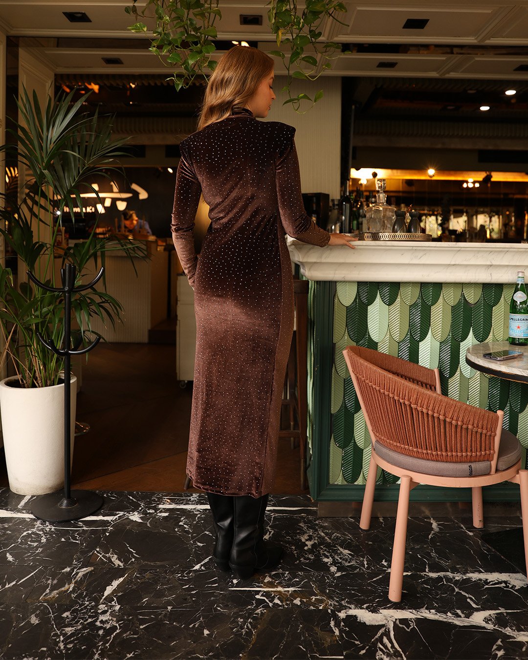 IMG_1341 Crasia Bel Düğme Detaylı Taşlı Kadife Kahverengi Midi Elbise - Görsel 4