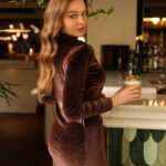 Crasia Bel Düğme Detaylı Taşlı Kadife Kahverengi Midi Elbise