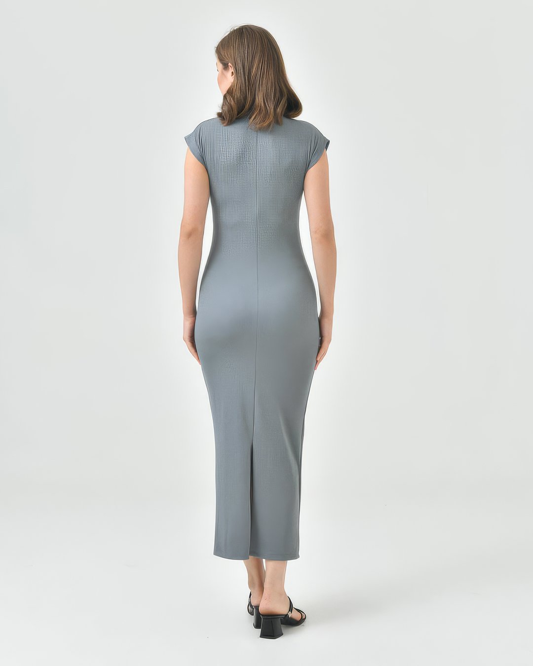 crasia-tek-parca-elbise-1 Crasia Kolsuz Arkası Yırtmaçlı Uzun Gri Elbise - Görsel 2