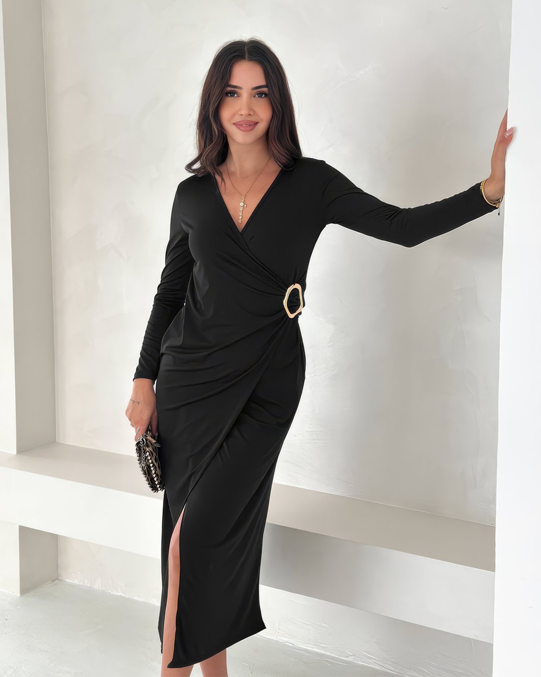 crasia-tek-parca-elbise-2 Crasia Kadın Geçmeli Tokalı Kruvaze Midi Boy Siyah Elbise - Görsel 2