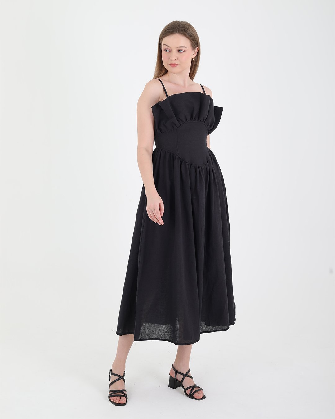crasia-tek-parca-elbise-2 Crasia Kadın Volanlı İp Askılı Siyah Midi Boy Keten Elbise - Görsel 2