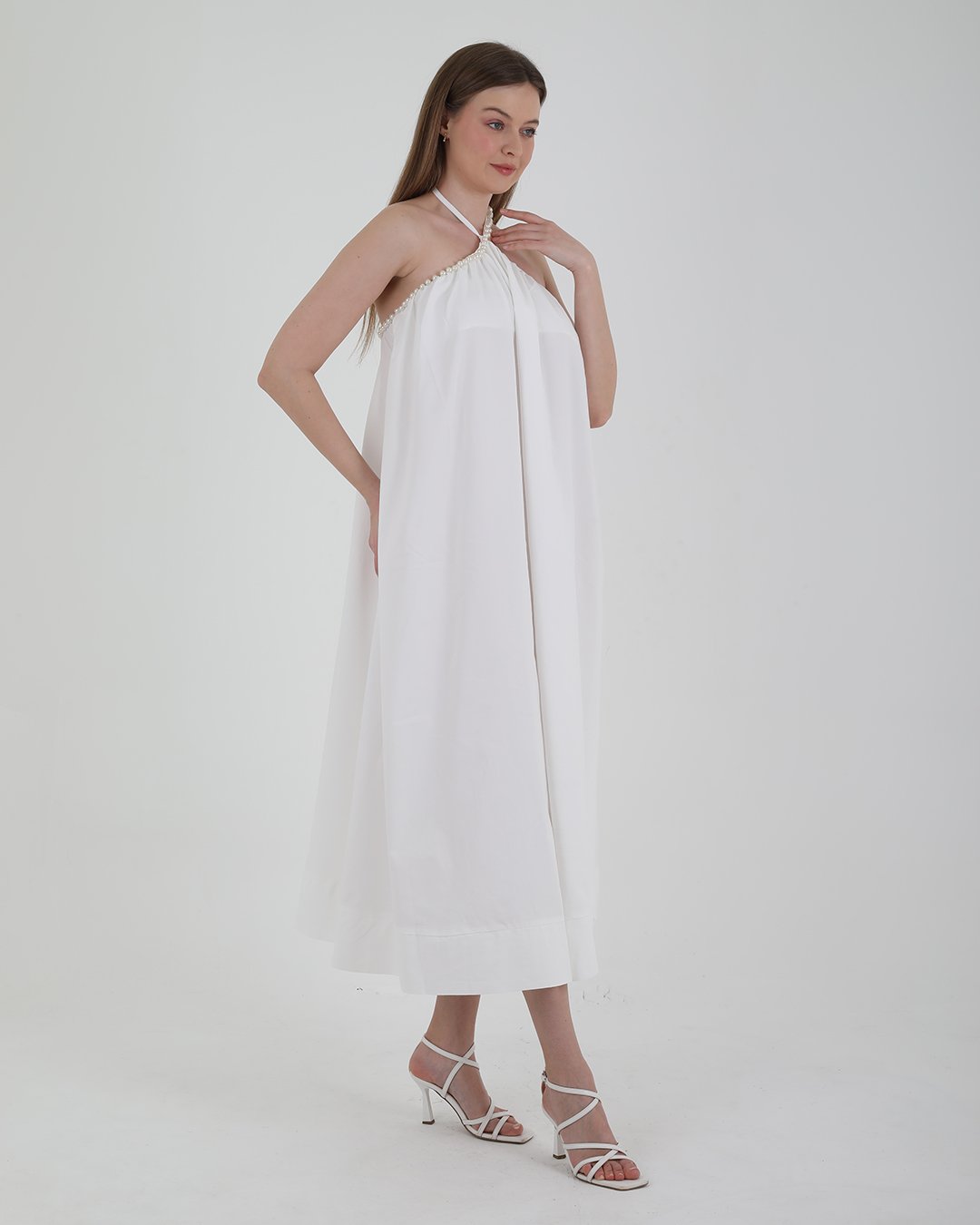 crasia-tek-parca-elbise-2 Crasia Kadın İnci Detaylı Bağlamalı Beyaz Midi Elbise - Görsel 2