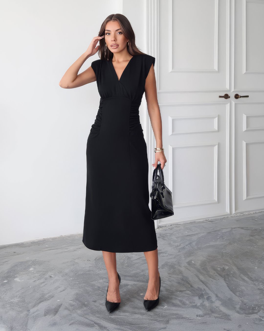 crasia-tek-parca-elbise-3 Crasia Kadın V Yaka Büzgü detaylı Midi Boy Siyah Elbise - Görsel 3