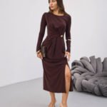 Crasia Kadın Beli Büzgülü Aksesuarlı Midi Boy Kahverengi Elbise