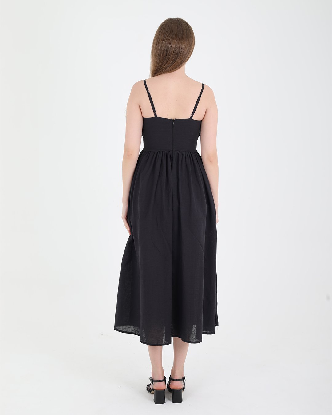 crasia-tek-parca-elbise-3 Crasia Kadın Volanlı İp Askılı Siyah Midi Boy Keten Elbise - Görsel 3