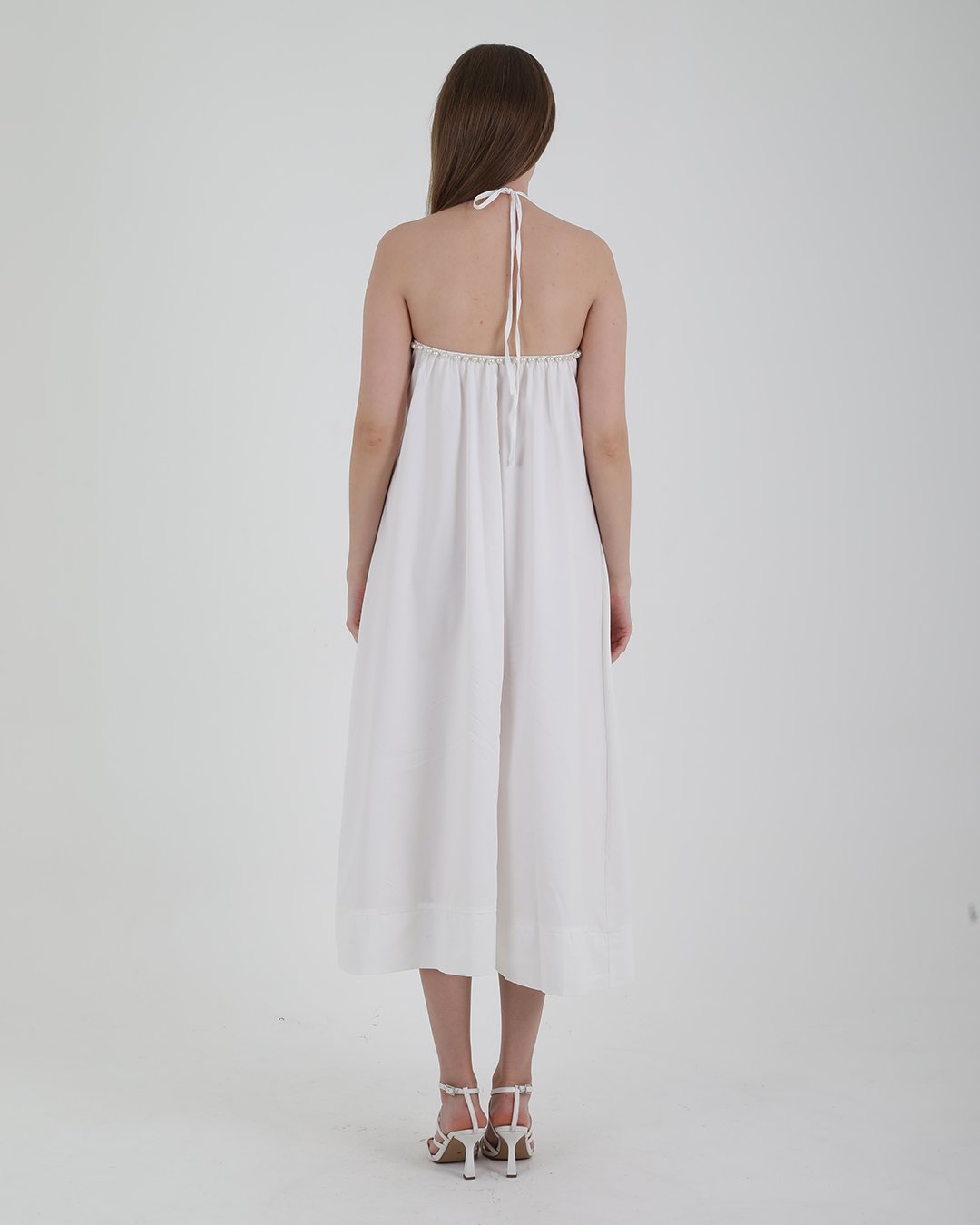 crasia-tek-parca-elbise-3 Crasia Kadın İnci Detaylı Bağlamalı Beyaz Midi Elbise - Görsel 3